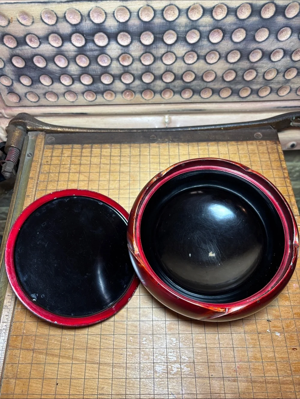 Meito Japan Porcelain Set 3 Shallow Bowls, 1 Sm Plate, Burgundy Lacquerware Box